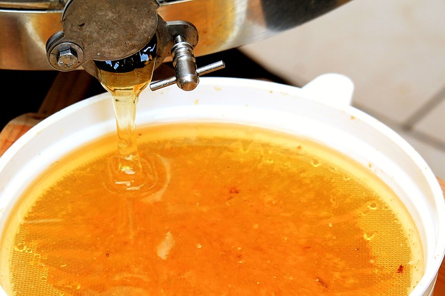 hansbenn @ Pixabay, extracting honey, honey gate and filter